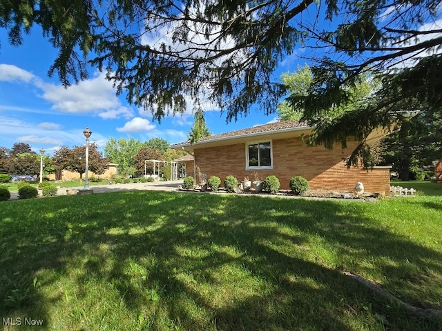 view of front facade with a front yard