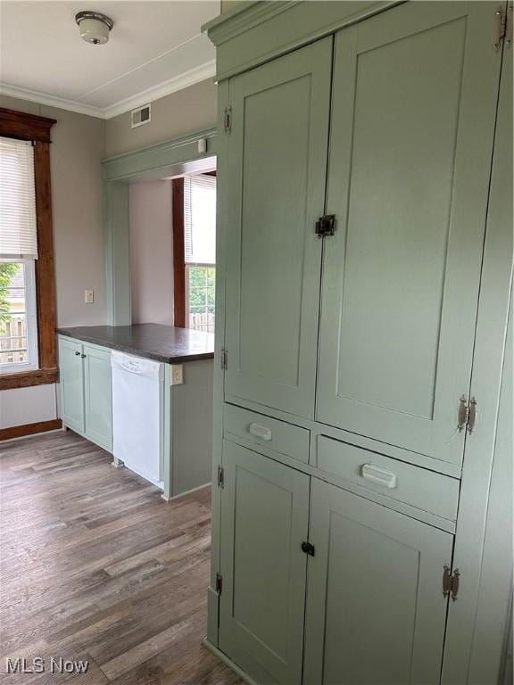 kitchen featuring crown molding, visible vents, plenty of natural light, and dishwasher