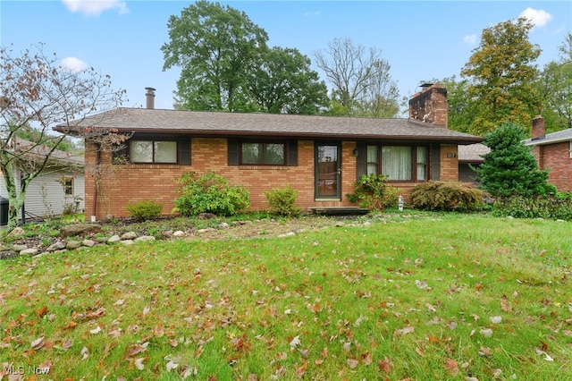 single story home with a front lawn