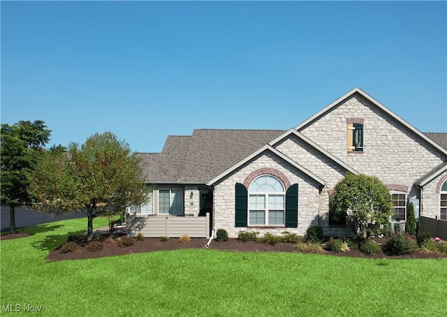 view of front facade featuring a front yard