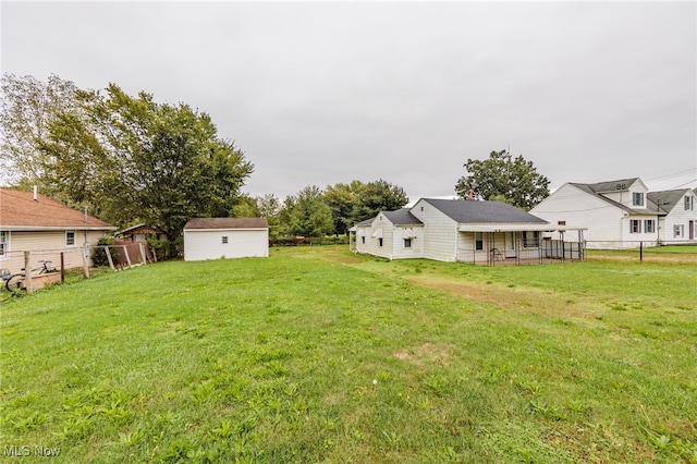 view of yard featuring a shed