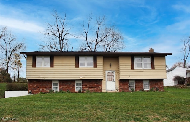 split foyer home featuring a front lawn