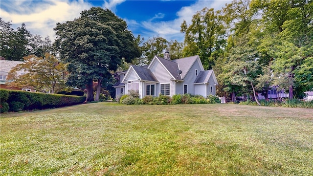 view of front property featuring a front lawn