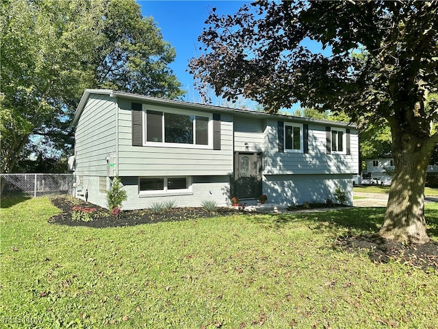 bi-level home featuring a front lawn