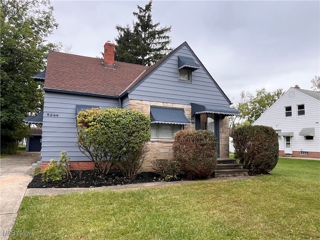 view of front of property with a front lawn