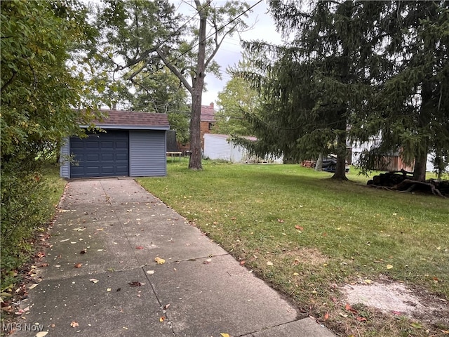 view of yard featuring an outbuilding and a garage