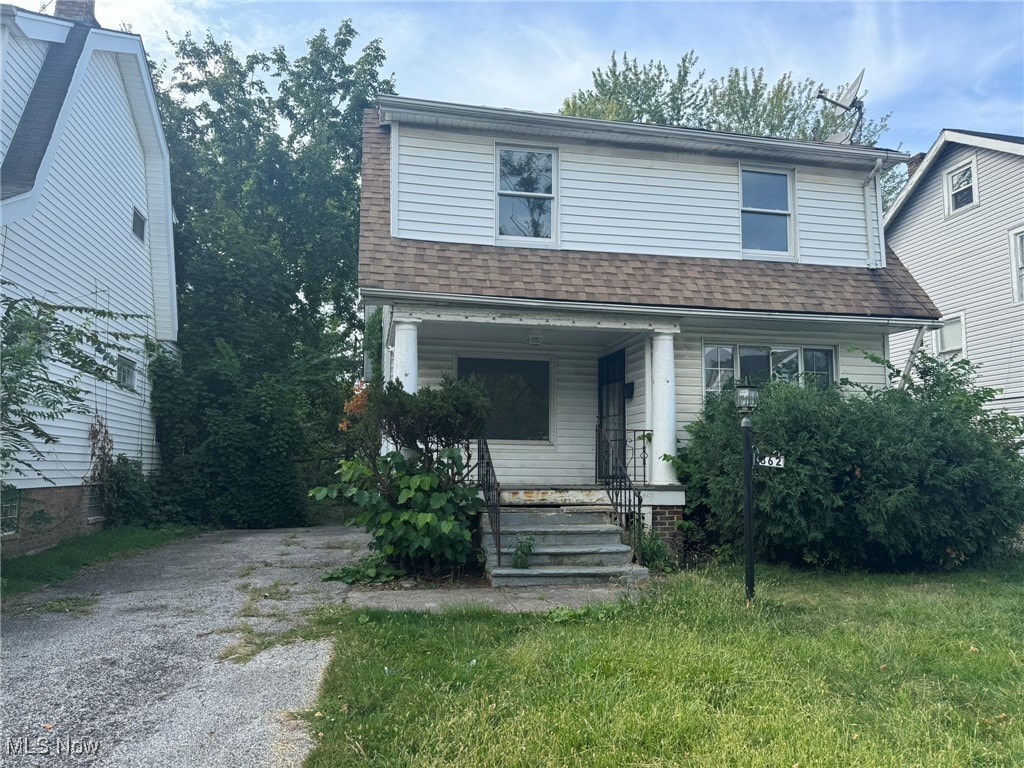 view of front property