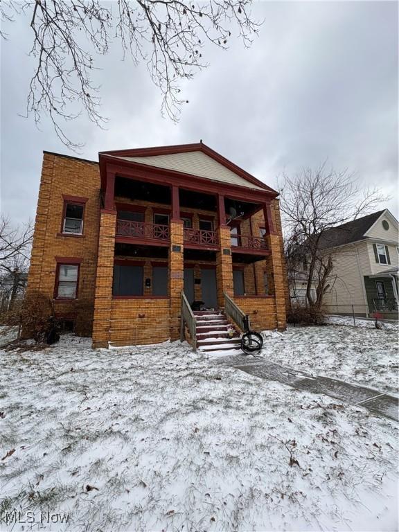 view of front of property featuring a balcony