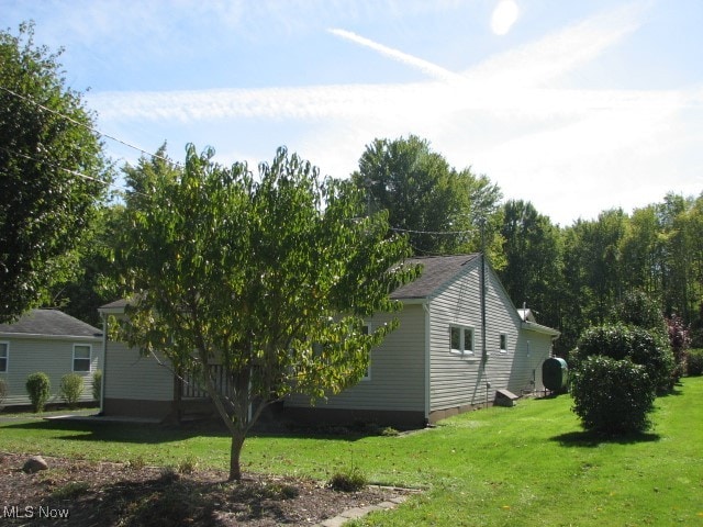 view of side of property featuring a lawn