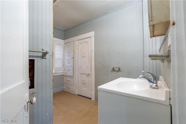 bathroom featuring sink