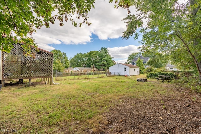 view of yard featuring a fire pit