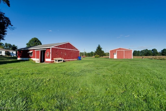 view of yard with an outdoor structure