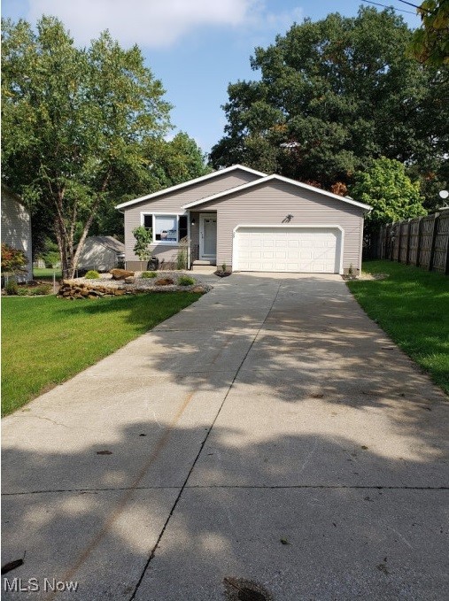 view of front of home featuring a front yard