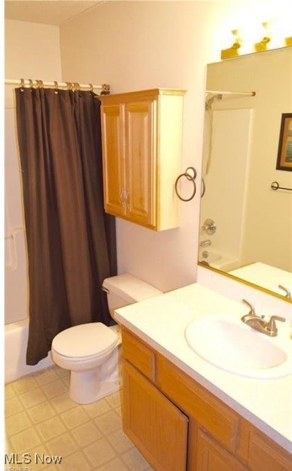 full bathroom with shower / tub combo with curtain, vanity, and toilet