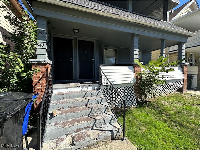 property entrance featuring a porch