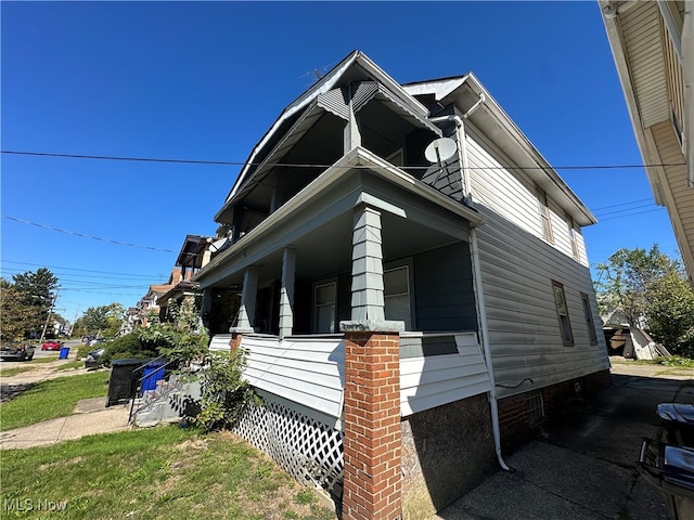 view of front of property featuring a porch