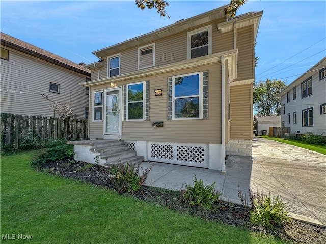 view of front facade with a front yard