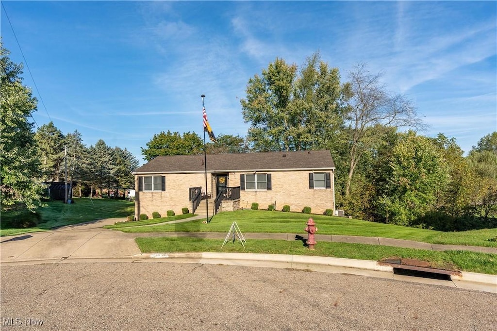 single story home featuring a front yard