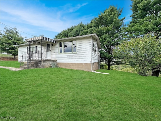 manufactured / mobile home featuring a pergola and a front lawn