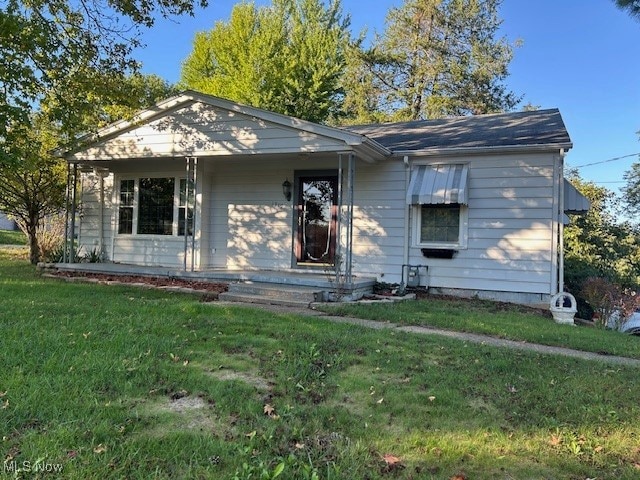 view of front facade with a front lawn