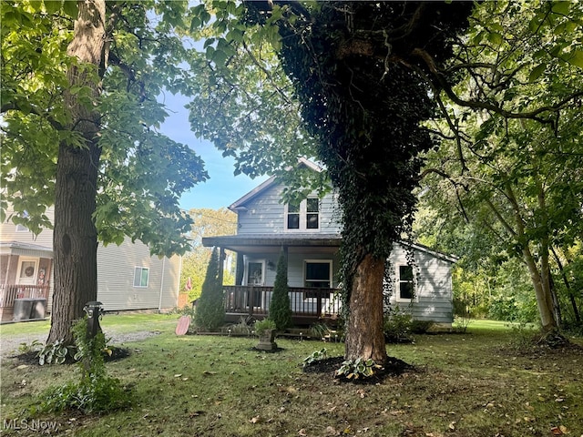 view of front of house featuring a porch and a front lawn