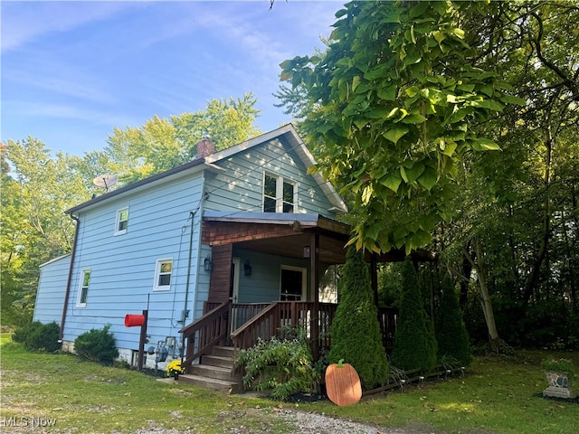 view of front facade featuring a porch and a front yard