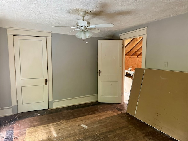 spare room featuring ceiling fan, a textured ceiling, and dark wood-type flooring