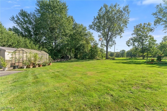 view of yard featuring an outbuilding