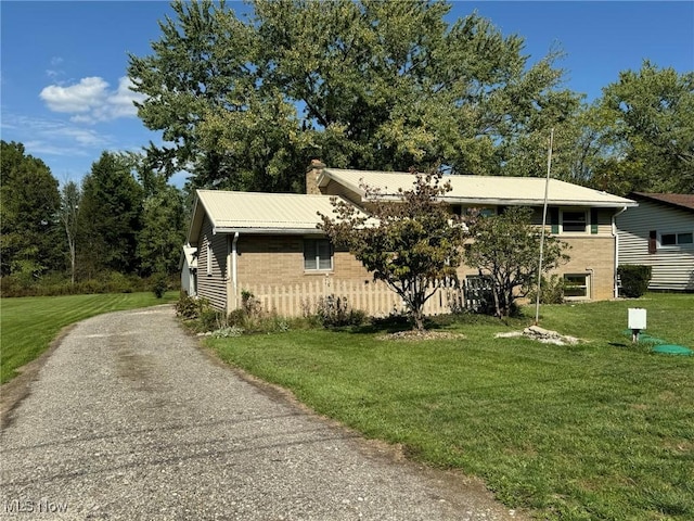 view of front facade featuring a front lawn