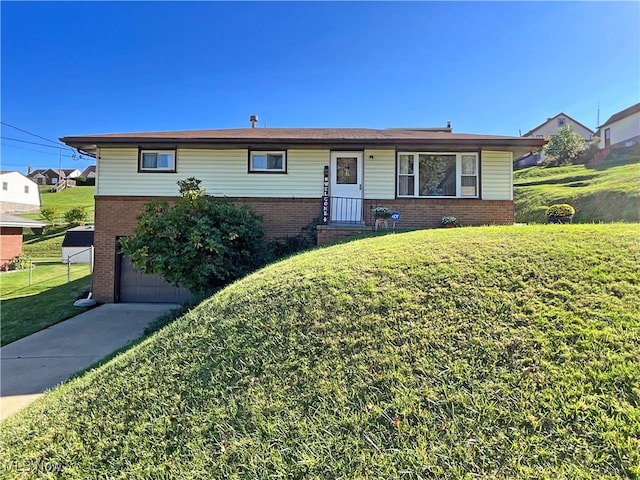 view of front of home featuring a front yard