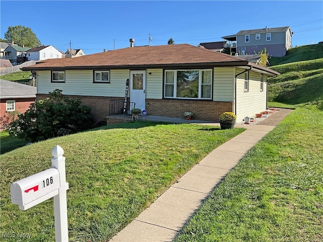 view of front of property featuring a front lawn