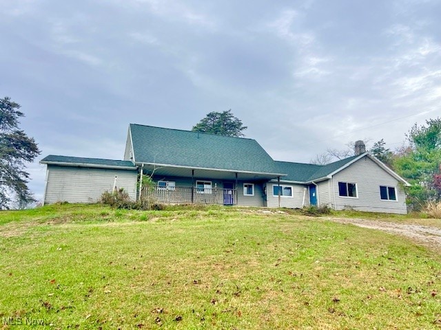 view of front of house featuring a front lawn