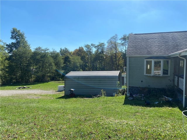 view of yard featuring a storage shed