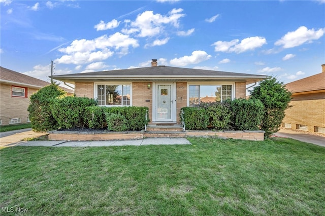 view of front of home with a front lawn