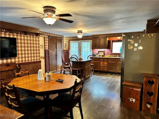 dining area with sink, dark wood-type flooring, and ceiling fan