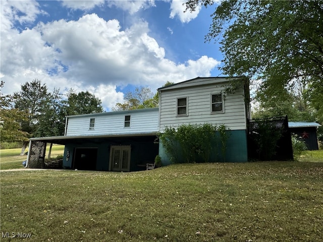 back of house featuring a lawn