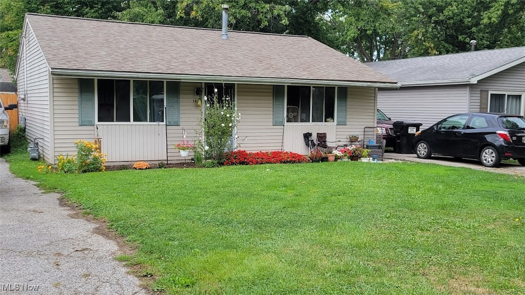 single story home with a front yard