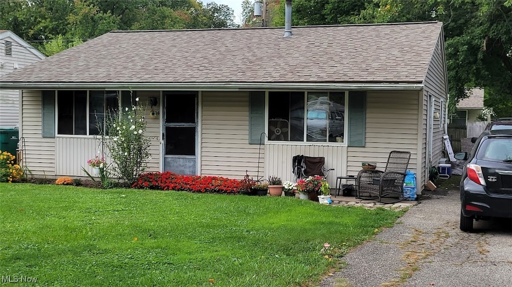 view of front of property featuring a front lawn