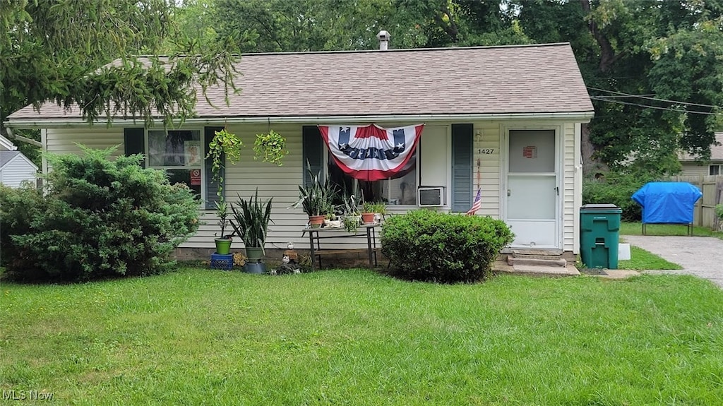 view of front of home featuring a front yard