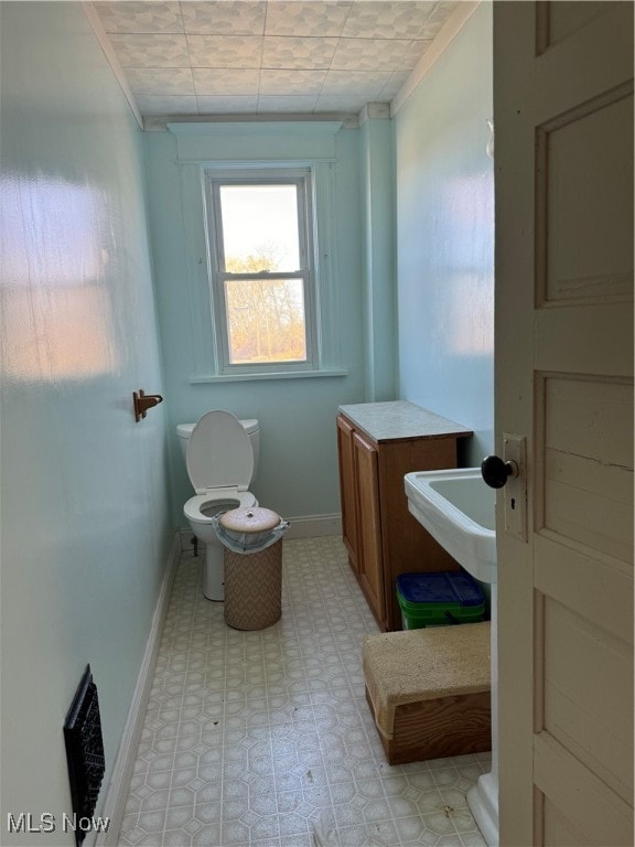 bathroom with ornamental molding