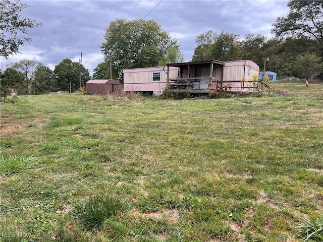 view of yard featuring an outbuilding