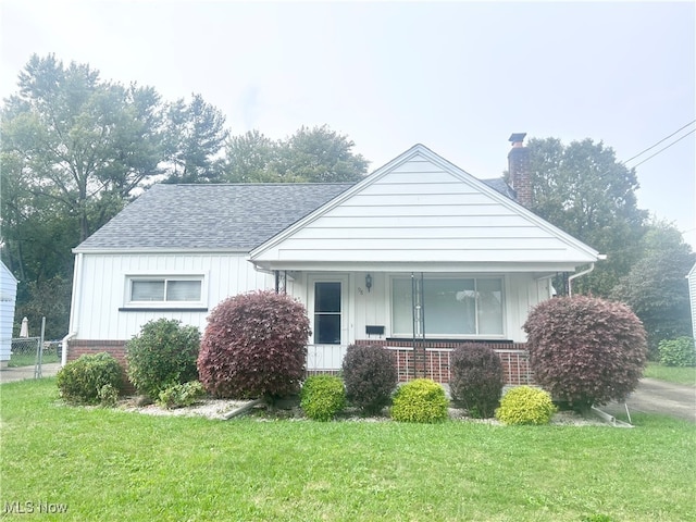 bungalow featuring a front lawn and covered porch