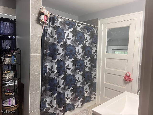 bathroom featuring curtained shower