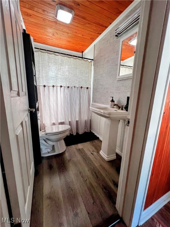 bathroom featuring wood ceiling, wood-type flooring, sink, a shower with curtain, and toilet