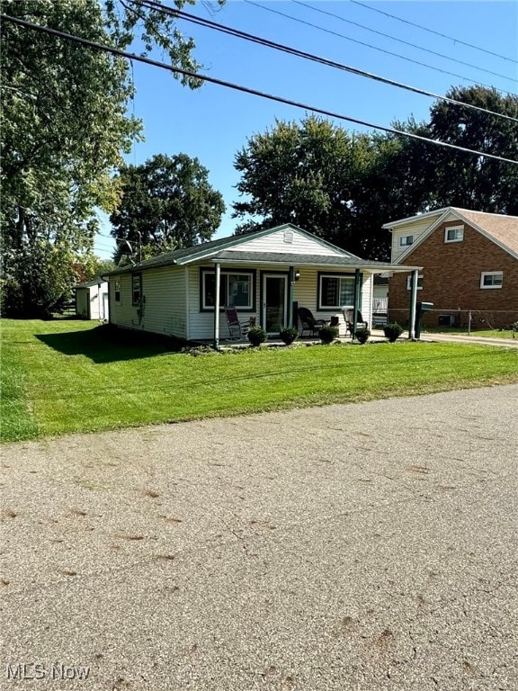 view of front of home with a front lawn