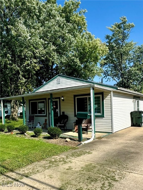 view of front of home featuring a porch and a front lawn