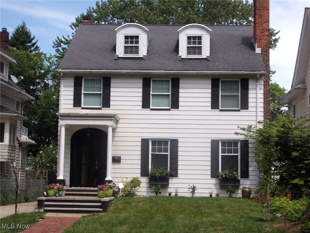 colonial home featuring a front yard