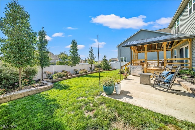 view of yard featuring a patio