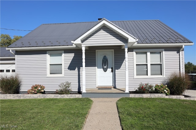 view of front facade with a front lawn