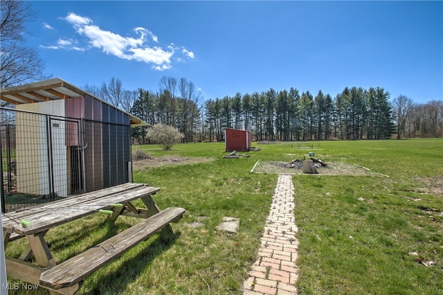 view of yard featuring an outbuilding